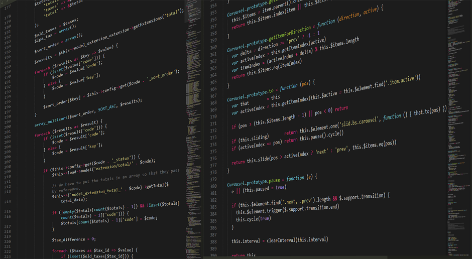 Vista de perto do código de programação em um editor de texto na tela de um computador.